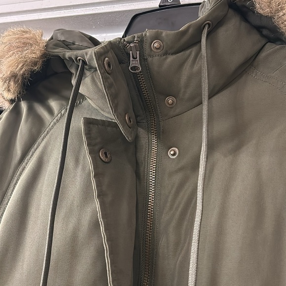 Old Navy army green parka with fur-trimmed hood - Picture 3 of 7